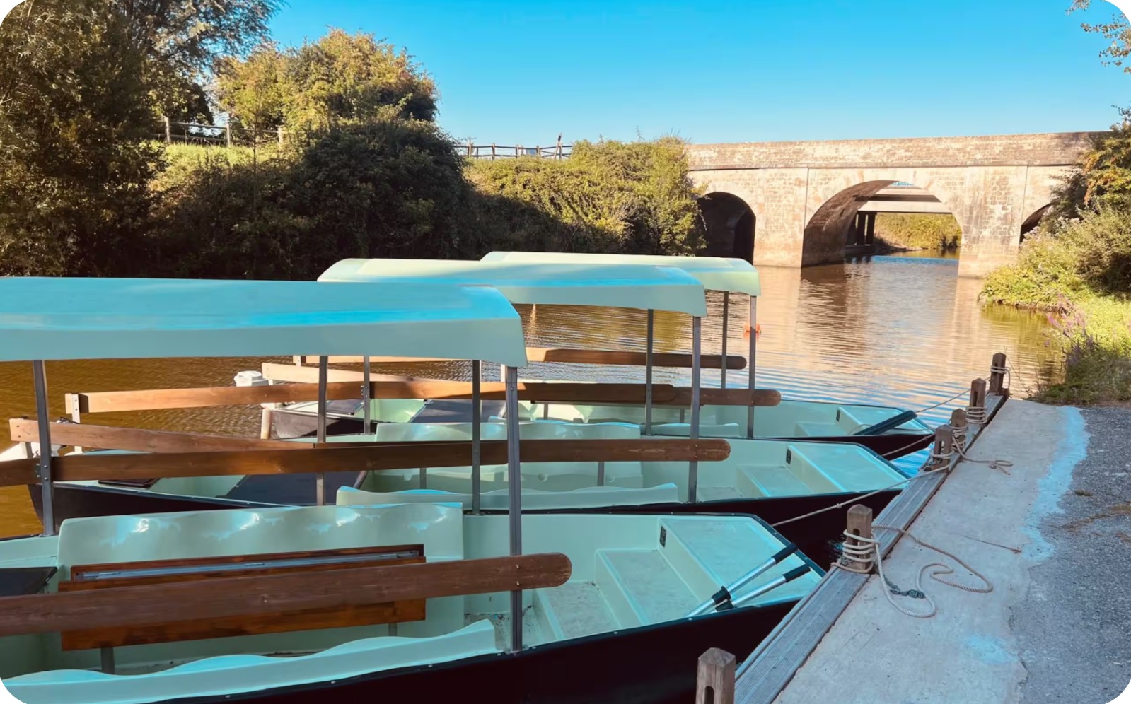 Balades en barque dans les marais
