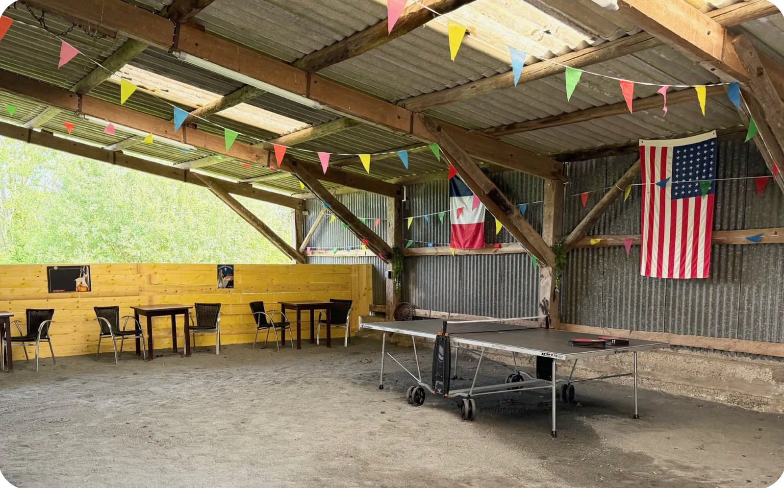La grange aménagée avec ping-pong