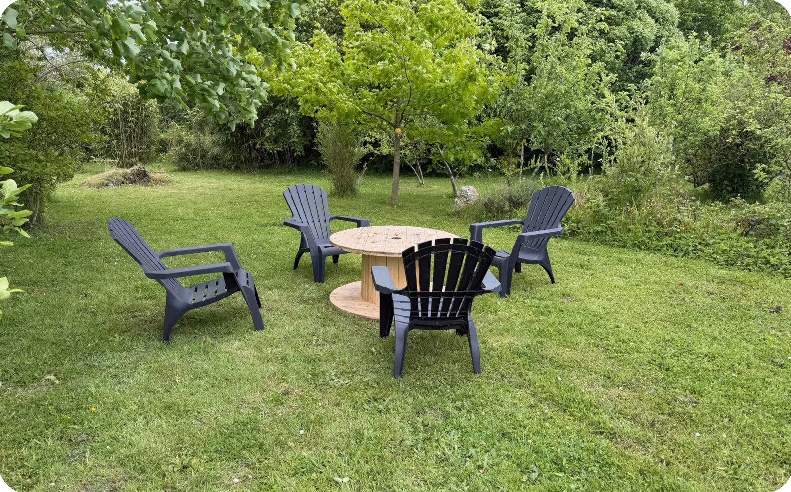 Fauteuils au fond du verger