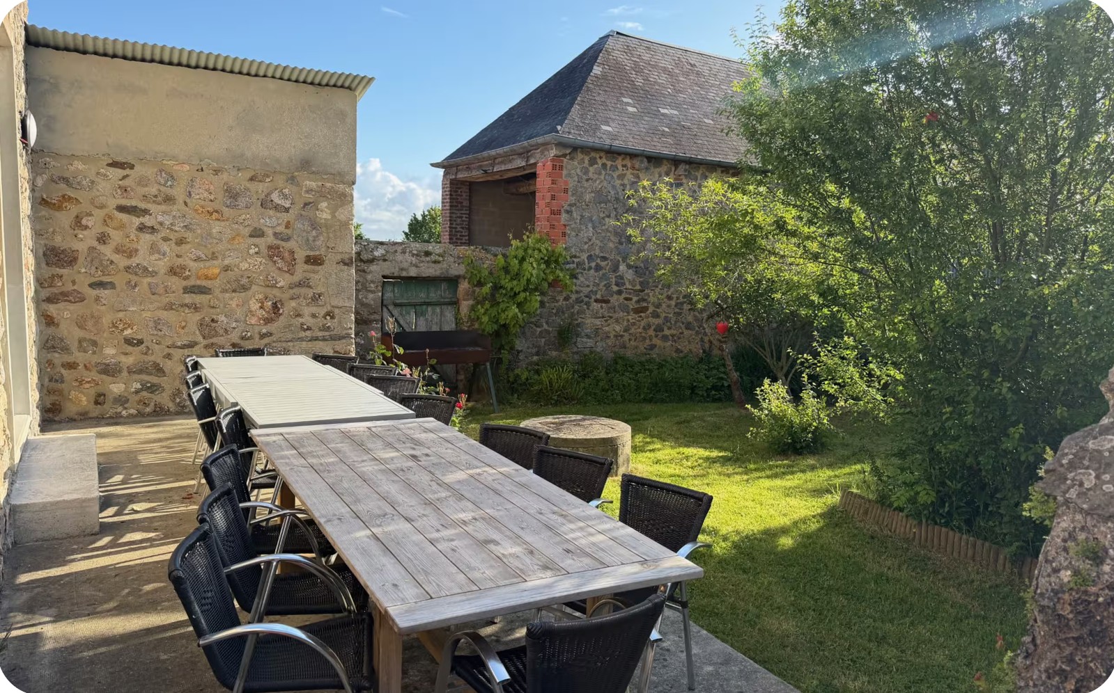 La grande table en plein air