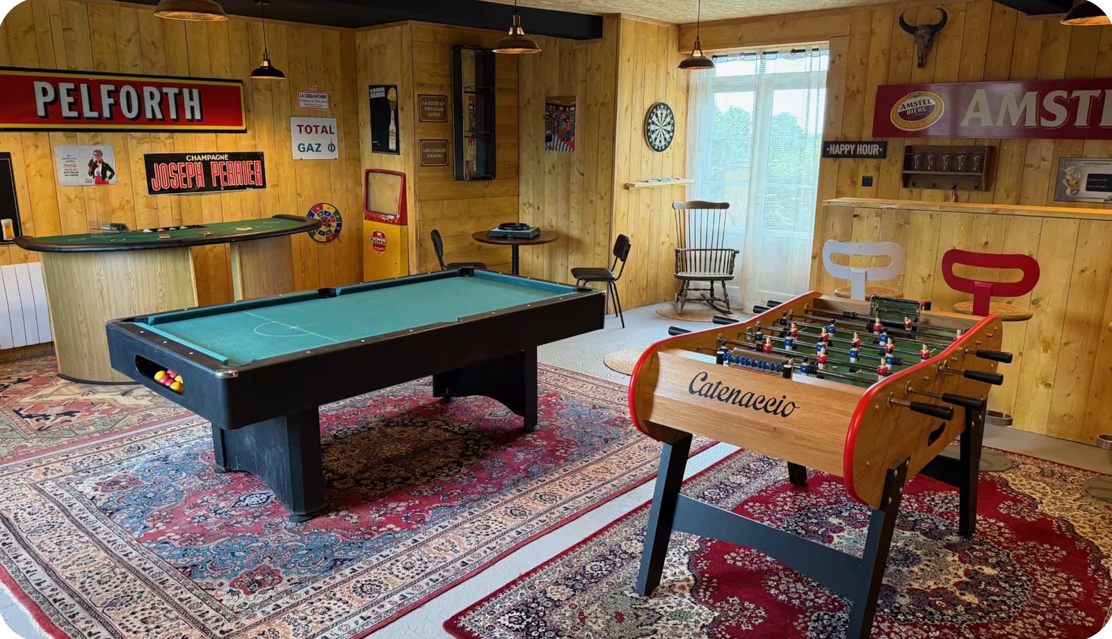 Billard et baby-foot sur tapis persans