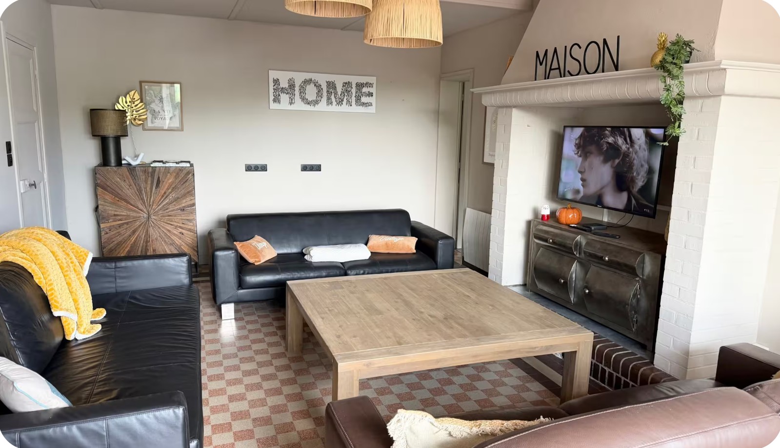 Le salon et ses trois canapés