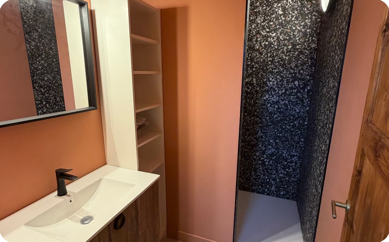 Salle de bain terracotta avec douche en terrazzo